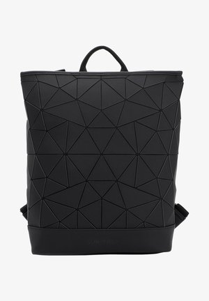 Sort geometrisk rygsæk med et struktureret trekantet mønster, lavet af syntetisk materiale. Har et håndtag på toppen og justerbare stropper.
