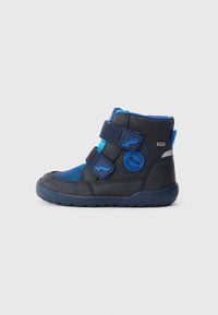Blauwe en zwarte kinderrubberlaarzen met klittenbandsluitingen, textuur synthetisch materiaal, ronde neus en gevoerde kraag voor ondersteuning.
