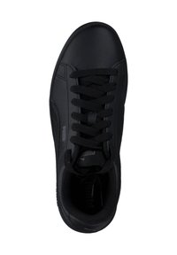 Zapatillas negras con una parte superior de cuero sintético suave, ocho ojales, cordones planos negros y una suela de goma texturizada con el logo de Puma.