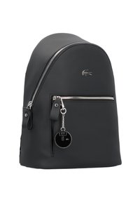 Svart nylonryggsäck med rundad form, silverdragkedja, framficka och en svart logonyckelring. Strukturerad yta och hållbar design.