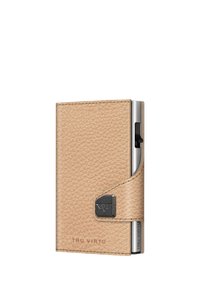 Tarjetero de cuero beige con una superficie texturizada, acentos de acero inoxidable y un cierre seguro. Diseño compacto para una fácil portabilidad.