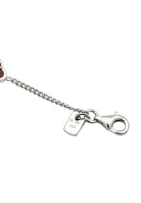 Silberkette mit einem Karabinerverschluss und einem kleinen rechteckigen Anhänger, auf dem "925" und "JGL" steht. Sie hat eine polierte Oberfläche und eine zarte Struktur.