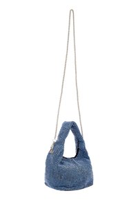Borsa a mano blu con texture e forma unica, dotata di tracolla a catena e design arricciato. L'esterno presenta un motivo a griglia.