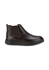 Bottine Chelsea en cuir marron avec panneaux élastiques sur les côtés, dessus texturé, bout rond et semelle en caoutchouc noir ; design minimaliste, finition lisse.