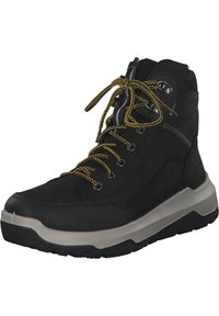 Zwarte wandelschoen met een mix van suede en synthetische materialen. Kenmerkt zich door gele veters, metalen oogjes, een gevoerde schacht en een dikke grijze zool.