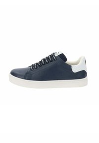 Sneaker in pelle blu navale con accenti bianchi, design laterale perforato, suola in gomma bianca e lacci neri con dettagli del logo.