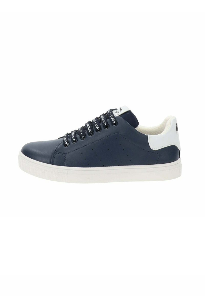 Sneaker in pelle blu navale con accenti bianchi, design laterale perforato, suola in gomma bianca e lacci neri con dettagli del logo.