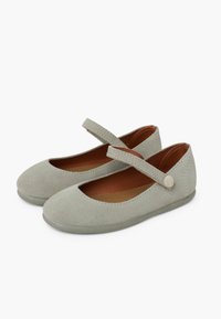 Grau Wildleder Ballettschuhe mit einer abgerundeten Zehe, einem verstellbaren Riemen und einer braunen Innensohle. Die Sohle ist flach und flexibel für mehr Komfort.