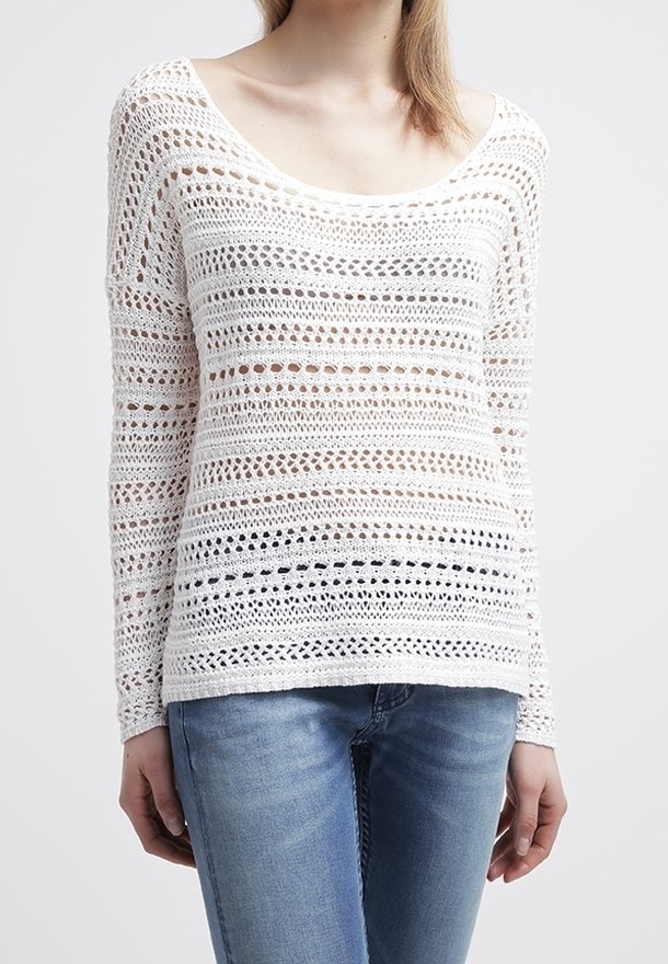 Pull en laine blanc à manches longues avec un design aéré à mailles ouvertes, présentant des rayures horizontales et des motifs de trous variés. Porté par-dessus un jean bleu.
