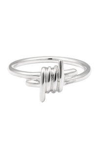 Hõbedane sõrmus keerdunud disainiga; sile bänd tekstuurse sõlmega aktsendina, omab poleeritud viimistlust ja minimalistlikku esteetikat.