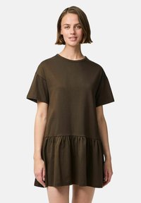 Brązowa bawełniana sukienka z okrągłym dekoltem, krótkimi rękawami i falbaniastym dołem. Luźny krój i miękka tekstura. Prosty, minimalistyczny design.