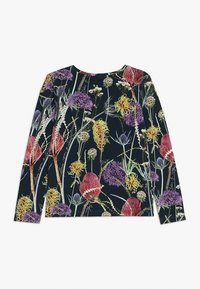 Halenka s dlouhým rukávem v tmavé tkanině s květinovým potiskem v červené, fialové a žluté barvě na kontrastním pozadí. Hladký povrch.
