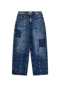 Blaue Denim-Hose im weiten Bein mit Patchwork, ausgefranstem Design und leichten Farbspritzern auf dem Stoff. Standardmäßiges Fünf-Taschen-Design.
