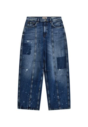 Niebieskie dżinsowe spodnie typu wide-leg z patchworkiem, przetarciami i lekkim rozpryskiem farby na tkaninie. Standardowy pięciokomorowy design.