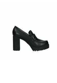 Tacchi a piattaforma neri con punta arrotondata, realizzati in pelle liscia, con una fascia decorativa e un tacco a blocco spesso con una suola texturizzata.