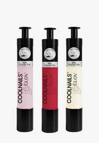 Drie nagellakpennen: pastelroze, rood en witte tinten. Elke pen heeft een zwarte dop en een label "vlekvrij", een cilindrische vorm en een plastic textuur.