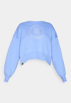 Sweatshirt cropped en coton bleu clair avec des manches larges. Présente un logo brodé dans un motif circulaire et une étiquette colorée au niveau de l'ourlet.