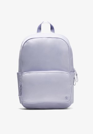 Világoslila hátizsák, sima, matt felülettel, fő cipzáras rekesszel és elülső cipzáras zsebbel. Állítható pántokkal és hordozó fogantyúval rendelkezik.