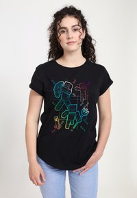 Czarny bawełniany t-shirt z graficznym nadrukiem prostokątnych postaci w kolorach tęczy. Krótkie rękawy i zaokrąglony dół.