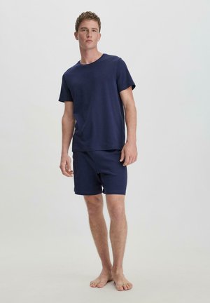 Kürzärmliges, dunkelblaues T-Shirt und passende Shorts aus einem weichen Stoff, mit einem einfachen, lockeren Schnitt, ohne sichtbare Muster oder Verzierungen.