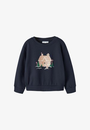 Granatowy sweter z nadrukiem domku piernikowego, lukrowanymi laskami cukrowymi, choinkami i dwiema postaciami piernikowymi z przodu.