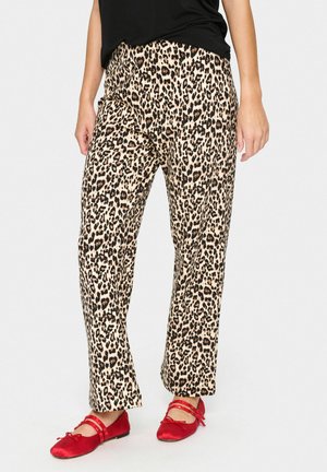 Pantaloni con stampa leopardata in tessuto morbido, dotati di una vita elasticizzata e una vestibilità dritta. Abbinati a ballerine rosse.