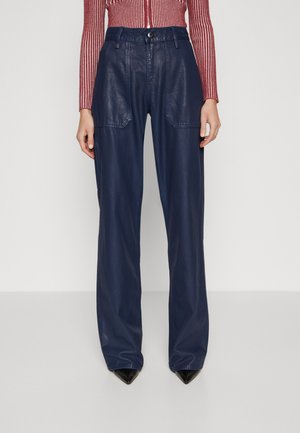 Navyblaue Lederhosen mit lockerer Passform, ausgestattet mit zwei Fronttaschen und einem Knopfverschluss. Glatte Textur mit entspanntem Silhouette.