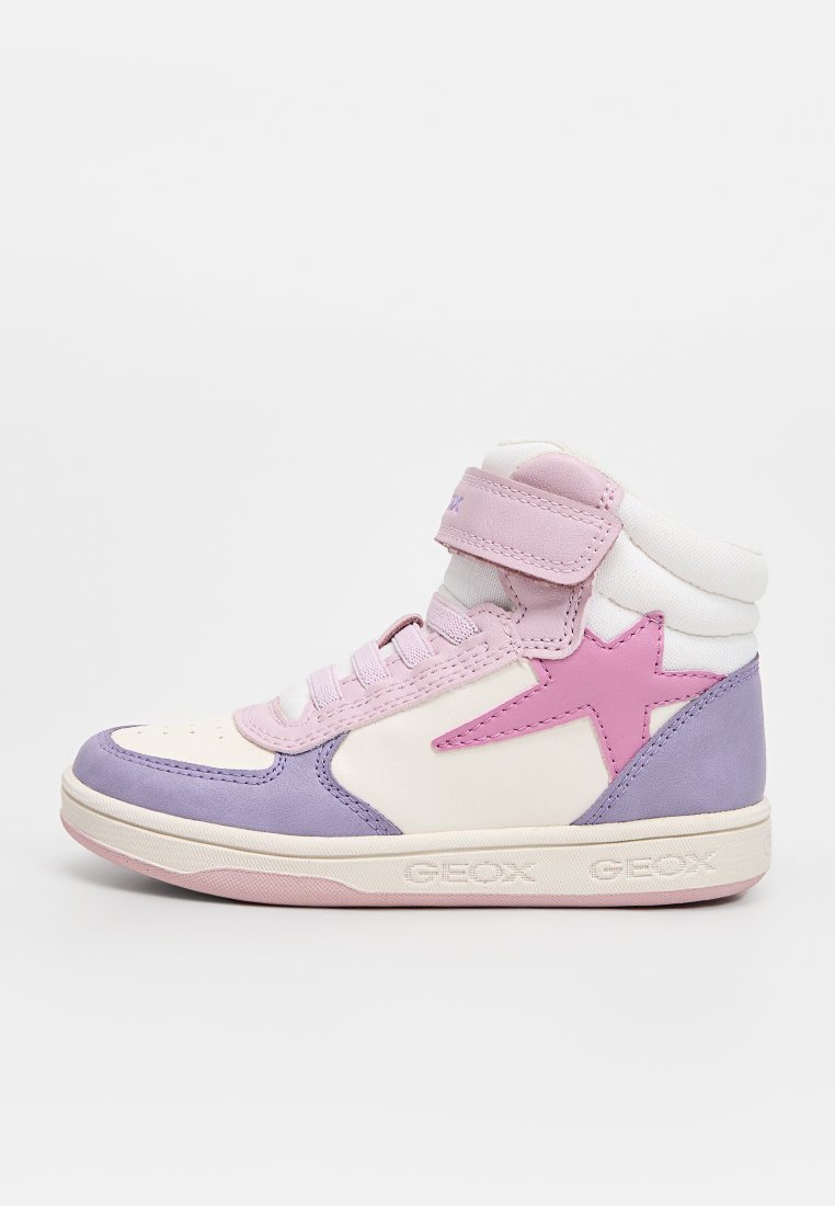 Baskets montantes avec des panneaux en cuir blanc, rose et lavande, une sangle Velcro et des accents perforés. Marquage Geox sur la semelle.