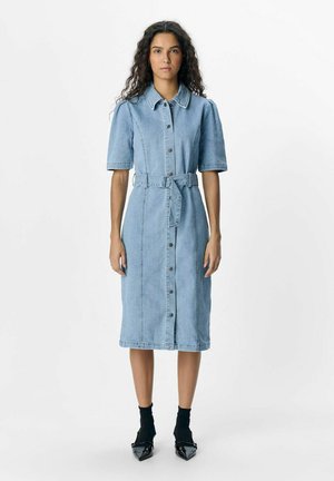 Hellblaues Jeanshemdkleid mit kurzen Ärmeln, Knopfverschluss und tailliertem Gürtel; hat einen geraden Schnitt und einen knielangen Saum.