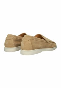 Šviesiai bežiniai odiniai slip-on batai su lygiu paviršiumi. Apvalus pirštų dizainas ir baltas guminis padas. Minimalistiniai siuvimo detalės.