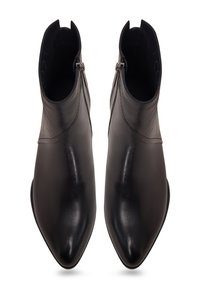 Bottines en cuir noir avec un bout pointu, texture lisse, fermeture éclair sur le côté et design minimaliste. Bottes individuelles vues de dessus.