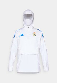 Witte sportieve hoodie met een gemaskerd ontwerp, blauwe schouderstrepen en geborduurd embleem. Gemaakt van ademend materiaal met lange mouwen.