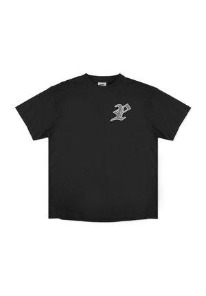 Czarna koszulka z krótkim rękawem z bawełny, z białym stylizowanym logo po lewej stronie klatki piersiowej. Prosty, prosty design.