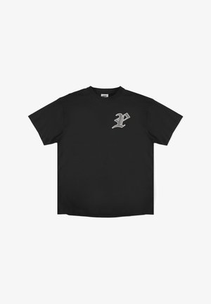 Czarna koszulka z krótkim rękawem z bawełny, z białym stylizowanym logo po lewej stronie klatki piersiowej. Prosty, prosty design.