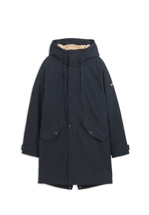 Námořnická parka s kapucí podloženou texturou, knoflíkovým zapínáním a velkými předními kapsami. Obsahuje nastavitelné šnůrky a pásky na manžetách.