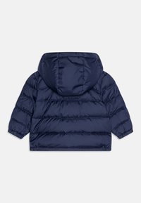 Tmavě modrá prošívaná bunda s kapucí. Má prošitou texturu, elastické manžety a rovný lem. Navržena pro teplo a pohodlí.