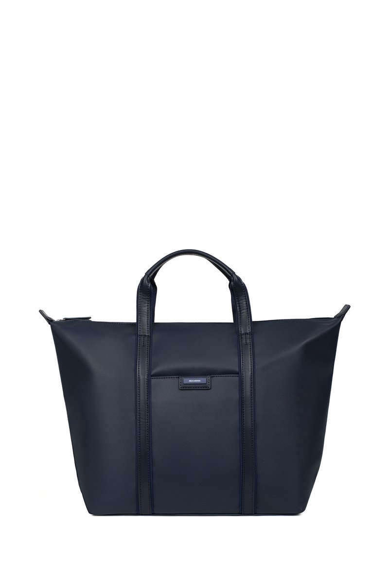 Marineblauwe totebag van getextureerd nylon met twee stevige handvatten en een vo pocket aan de voorkant. Heeft een gladde afwerking en een ritssluiting aan de bovenkant.