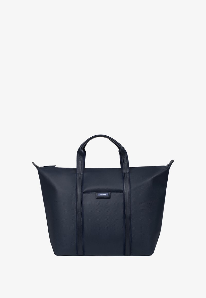 Tote bag bleu marine en nylon texturé avec deux poignées robustes et une poche avant. Présente une finition lisse et une fermeture éclair en haut.