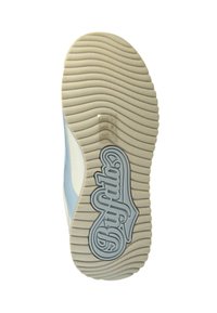 Hvit sneakersåle med lyseblå detaljer, med en ribbet tekstur og et hevet logo-design i sentrum. Flat profil, uformell design.