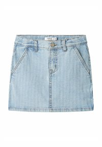 Jupe en denim bleu clair avec une coupe droite, poches avant, fermeture à boutons et détails de couture. Texture lisse avec un aspect légèrement usé.