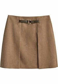 Bruine wollen blend mini rok met een aansluitende taille, een bruine leren riem en voorplooien. Eenvoudig ontwerp met een gladde textuur.