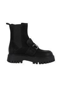 Botas negras hasta el tobillo hechas de cuero y ante, con paneles laterales elásticos, una suela gruesa y estriada, y una correa decorativa con herrajes de plata.