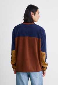 KAVU CREW WHO - Fleecová mikina - fort to sea