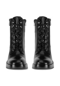 Melni ādas zābaki ar spīdīgu apdari, kas aprīkoti ar saitēm priekšā, rāvējslēdzējiem sānos un izturīgu plakanu zoli.