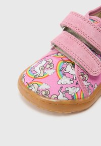 Scarpa in tessuto rosa con motivo di unicorni e arcobaleni. Chiusura a strappo e suola in gomma con finitura testurizzata. Design con punta arrotondata.