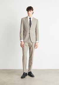 BOSS HUGE - Uzvalks - open beige