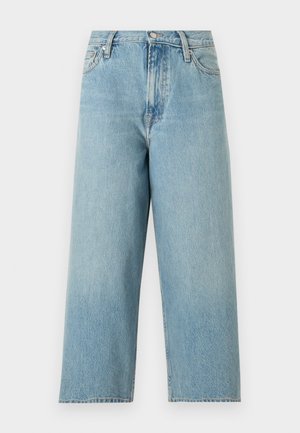 Jean bleu clair taille haute à jambes larges avec poches avant, passants pour ceinture et fermeture à bouton en métal.