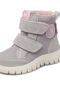 Stivaletti grigi alla caviglia realizzati in suede e tessuto, con due fasce in Velcro, una suola testurizzata e un accento con logo rosa.