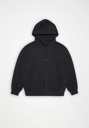 Schwarzer Kapuzenpullover mit vorderer Kängurutasche und verstellbarer Kordelkapuze, flach auf weißem Hintergrund ausgelegt.