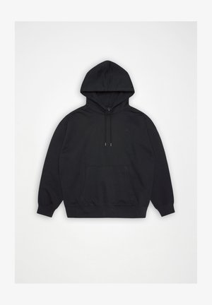 Felpa nera con cappuccio, tasca a marsupio frontale e cordino regolabile, stesa su sfondo bianco.